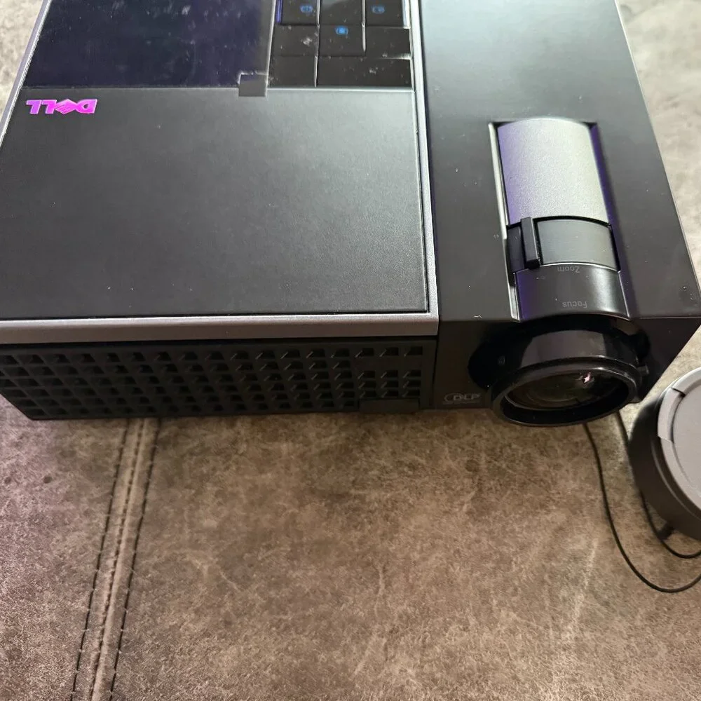 DELL M210x DLPHD PORTABLE PROJECTOR GREAT SHAPE - HDMI - FREE CASE